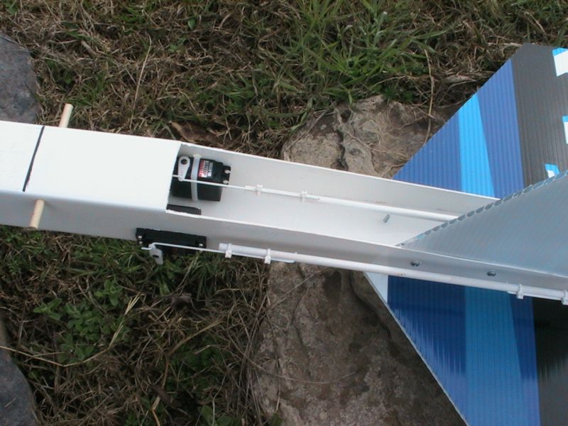  The rudder and elevater servo both use 1/4 inch wood dowels as control rods.