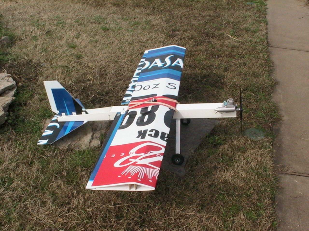  The wing has two spars.  Four yardsticks are used to build the spars.