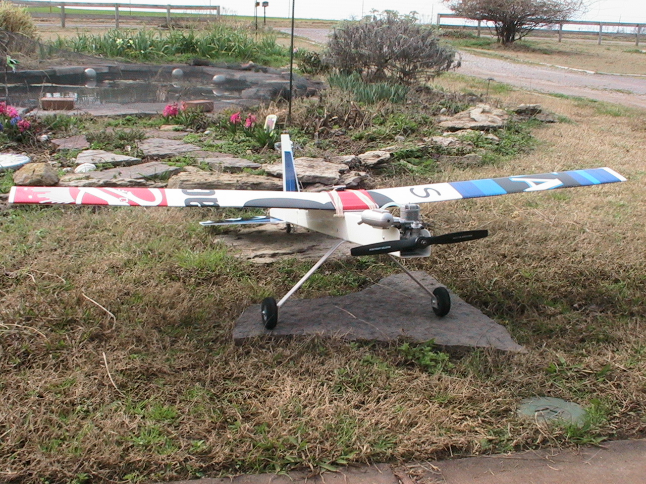  Three inches of dihedral are built into the wing.